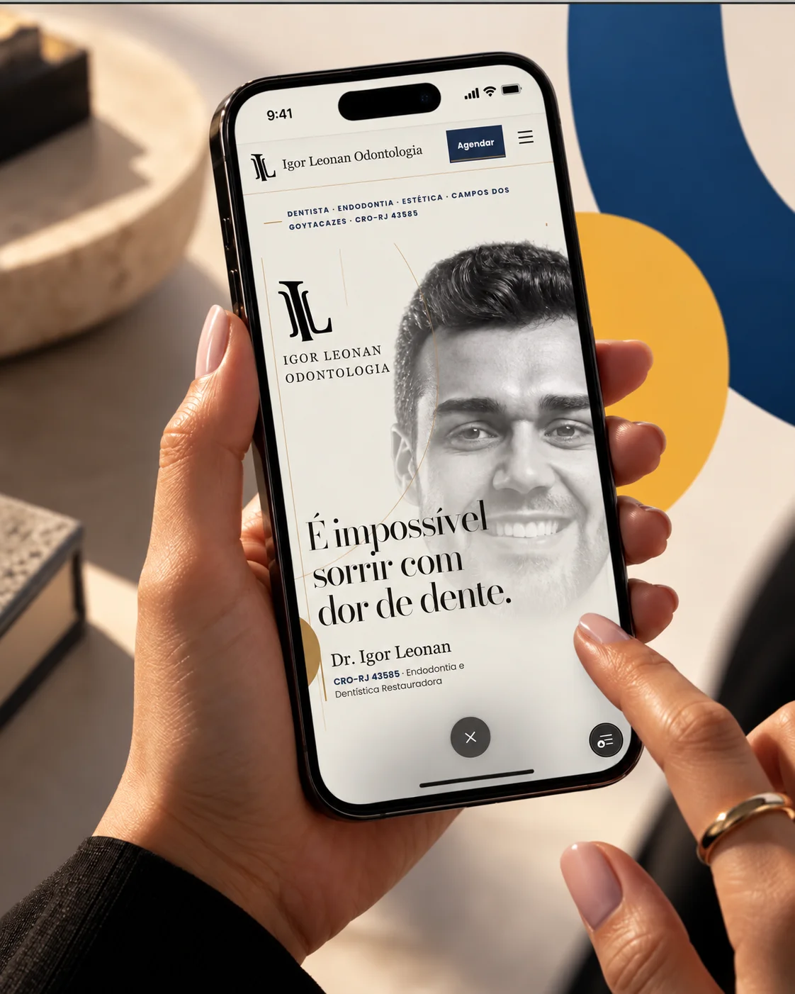 Site de Igor Leonan Odontologia aberto no celular: É impossível sorrir com dor de dente.